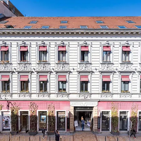 Gozsdu Court La Fontaine Apartmán *