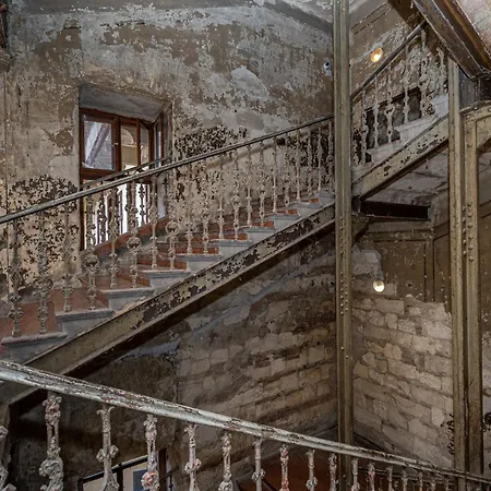 Ghetto - Gozsdu Court La Fontaine * Budapest