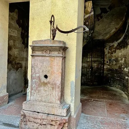 Gozsdu Court La Fontaine Apartment *